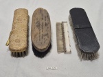 Lote de 3 antigas escovas para sapatos em madeira. Medindo a maior 19cm x 5,5cm.