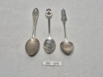 Lote de 3 colheres para colecionador em prata 90. Medindo a maior 10cm de comprimento.