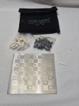 Tabuleiro de xadrez imantado com peças em plástico duro. Medindo o tabuleiro 15cm x 15cm, peça maior 3,5cm de altura.