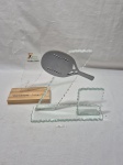 Lote de 2 troféus de tênis em vidro e acrílico. Medindo o em virdo 22cm x 7cm x 20cm de altura.
