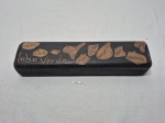 Jogo africano Mancala Awélw, estojo em madeira com 30 peças em cerâmica. Medindo 29cm x 7cm x 5cm de altura.