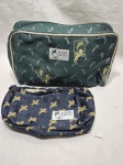 Lote de 2 necessáires da Oi Athina Onassis Horse Show. Medindo 30cm x 5cm x 20cm de altura.