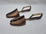 Par de modeladores de sapato em resina da marca Dasco. Medindo 27cm de comprimento.