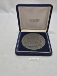 Medalha comemorativa "IX Congresso - Organização Iberoamericana de Segurança Social - 1987" Verso: Torre de Belém - Lisboa. Medindo 8cm de diâmetro.