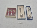 Lote de 2 colheres e trio de talher em metal prateado para colecionador. Medindo a colher maior 10cm de comprimento.