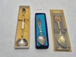 Lote de 3 colheres em metal prateado para colecionador. Medindo 15cm de comprimento.