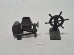 Lote de 2 antigos apontadores decorativos em metal para coleção, da marca espanhola Playme. Medindo o maior 8,5cm de altura.