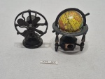 Lote de 2 antigos apontadores decorativos em metal para coleção, sendo um da marca espanhola Playme. Medindo o maior 8cm de altura.