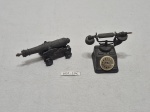 Lote de 2 antigos apontadores decorativos em metal para coleção, da marca espanhola Playme. Medindo o maior 5,5cm de altura.