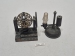 Lote de 2 antigos apontadores decorativos em metal para coleção. Medindo o maior 8cm de altura.