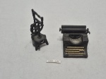 Lote de 2 antigos apontadores decorativos em metal para coleção, da marca espanhola Playme. Medindo o maior 8,5cm de altura.