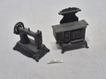 Lote de 2 antigos apontadores decorativos em metal para coleção, da marca espanhola Playme. Medindo o maior 8cm de altura.