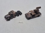 Lote de 2 antigos apontadores decorativos em metal para coleção. Medindo o maior 8,5cm x 5,5cm de altura.