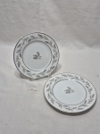 Jogo de 2 pratos de sobremesa em porcelana Noritake, modelo utilizado na primeira classe da antiga companhia aérea da Varig. Medindo 16cm de diâmetro.