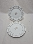 Jogo de 2 pratos de sobremesa em porcelana Noritake, modelo utilizado na primeira classe da antiga companhia aérea da Varig. Medindo 21cm de diâmetro.