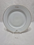 Prato raso em porcelana Rio Branco com logotipo da cia aérea Panair. Medindo 22,5cm de diâmetro.