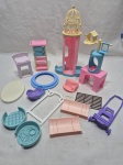 Lote de diversos acessórios antigos da Barbie. Medindo o maior 30cm de altura.