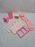 Lote de diversos acessórios antigos da Barbie. Medindo o maior 14cm de altura.