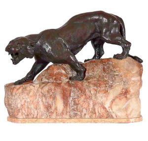 <b>Escultura - Luminária Tigre sobre rochedo</b> - Grande felino em bronze sobre bloco maciço de ônix bege avermelhado, em posição de ataque, compondo objeto de proporções inusitadas. Aliando escultura e luminária, e demonstra verdadeira proeza técnica pelo ajuste do bronze sobre a imensa base, fixado apenas por invisíveis junções constituem afirmação da estética Art Déco, e que celebra, num só objeto, diversos temas recorrentes dentro do estilo. França, circa 1930. Alt. 23 cm; Compr. 62 cm