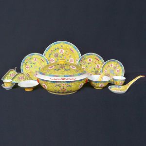 <b>Serviço de jantar </b>em porcelana chinesa ricamente policromada com arabescos florais e gregas sobre fundo amarelo. Constando de 6 pratos rasos, 12 pratos de sobremesa, 1 sopeira, 1 travessa oval (38 cm), 1 travessa redonda (33 cm), 1 covilhete oval (21 cm), 2 conchas, 10 colheres, 8 saleiros, 10 copinhos, 1 bule, 2 legumeiras, 1 bandejinha com 4 saleiros e 3 minis potiches (sendo 1 sem tampa). Marcas nos versos. Total de 59 peças.
