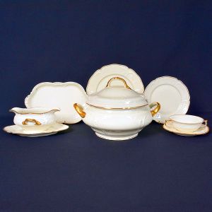 <b>Serviço para jantar </b>em porcelana alemã, Rosenthal, branca com borda dourada. Constando de 16 pratos rasos, 9 pratos para sobremesa, 9 taças p/ "consommé" com pires, 1 sopeira, 1 molheira c/ base fixa, 1 legumeira, 1 covilhete oval (26,5 cm), 2 travessas retangulares recortadas (maior 34 cm), 1 travessa redonda c/ alças (31 cm), 1 prato p/ arroz (33,5 cm) e 2 "bowls" quadrados. Marcas da manufatura no verso. Total de 44 peças.