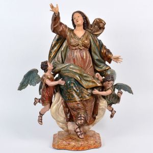 Excepcional imagem de <B>Nossa Senhora de Assunção</B> em madeira entalhada com riquíssima policromia e movimento das vestes. A Santa, de expressivo olhar, elevado ao céu, assenta em enrolado de nuvens e é elevada por duas magníficas figuras de anjos. Base marmorizada. Peça exposta no Museu de Arte de São Paulo (MASP) por ocasião da exposição "500 anos do descobrimento do Brasil". Séc. XVIII. Alt. 74 cm