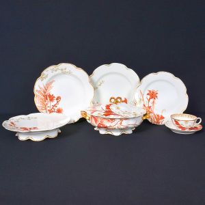 <b>Serviço de jantar </b>em porcelana francesa de Limoges, apresentando fundo branco decorado com flores e folhagens nas tonalidades "rouge de fer" e ouro. Marca da manufatura Haviland no verso. Constando de 23 pratos rasos, 12 pratos fundos, 19 pratos de sobremesa, 2 covilhetes ovais, 2 fruteiras de pé baixo, 1 sopeira, 4 travessas ovais (maior 41 cm) e 9 xicaras de chá c/ pires. Total de 72 peças.