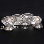 <b>Baixela de jantar</b>, em metal espessurado a prata, composto por 7 peças. Constando de 4 travessas ovais de diferentes formatos e 3 terrinas com tampa, sendo duas com alças laterais e uma com corte para colher. Todas as peças com bordas e pegadores decorados em baixo-relevo com motivos florais e geométricos. Marcas da manufatura Fracalanza e punção Prata 90. Med. da travessa maior 32 cm