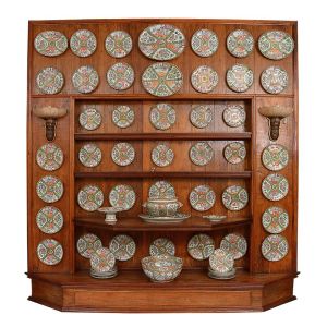 <b>Serviço de jantar </b>em porcelana chinesa profusamente decorada em policromia Mandarim com personagens, flores e frutos predominando tonalidades de verde e rosa. Constando de 32 pratos rasos, 8 pratos de sopa, 10 pratos de sobremesa, 1 sopeira com "presentoir", 1 grande "bowl", 1 fruteira de pé alto, 4 travessas e 1 covilhete na forma de folha. Total de 58 peças.