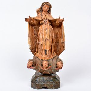 Imagem de <b>Nossa Senhora do Carmo </b>em madeira entalhada e policromada com rosto de finas feições. Elegantes vestes com farto manto e pano de cabeça deixando entrever seus cabelos ondulados. A imagem está de braços abertos sugerindo profunda doação. Ao peito o emblema da Ordem das Carmelitas. Base com três cabeças de anjos entre nuvens. Séc. XVII / XVIII. Alt. 25 cm