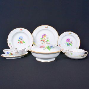 <b>Serviço de jantar </b>em porcelana alemã de Meissen decorada em policromia de flores sobre fundo branco. Constando de 12 pratos rasos, 12 pratos fundos, 12 pratos de sobremesa, 12 taças p/ "consommé" c/ pires, 1 sopeira, 1 molheira c/ base fixa, 1 "bowl" redondo, 1 "bowl" quadrado, 1 travessa oval e 1 travesa redonda. Marcas da manufatura no verso. Total de 54 peças.