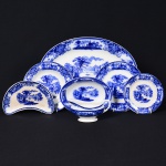 <b>Serviço de jantar </b>em cerâmica inglesa, dita Borrão, decorada com paisagens em azul intenso sobre fundo branco.  Marca da manufatura no verso. Séc. XIX. Constando de 42 pratos rasos, 34 pratos fundos, 42 pratos de sobremesa, 10 covilhetes meia lua, 10 travessas ovais (tamanhos diversos), 4 "bowls" ovalados, 1 travessa redonda e 2 molheiras. Total de 145 peças.