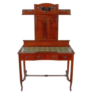 <b>Penteadeira </b>em madeira, com alçado superior composto por três espelhos basculantes levemente curvos e aplicação central entalhada em motivo floral. Tampo revestido em tecido com cobertura de vidro e frente abaulada com três gavetas dotadas de puxadores metálicos. Estrutura sustentada por pés delgados interligados por travessa torneada. Med. 167 x 104 x 50 cm