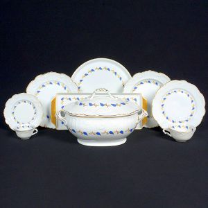 <b>Serviço de jantar </b>em porcelana portuguesa Vista Alegre decorada em policromia com cachos de uvas e frisos dourados. Constando de 20 pratos rasos, 10 pratos fundos, 20 pratos de sobremesa, 17 pratos p/ pão, 1 travessa quadrada, 1 travessa oval, 24 xícaras de chá c/ pires e 20 xícaras p/ café c/ pires. Total de 114 peças. No verso marcas da manufatura.