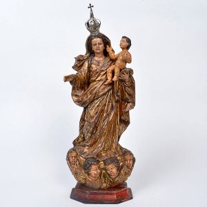 Linda imagem de <b>Nossa Senhora do Rosário</b>, esculpida em madeira, de concepção erudita. Apresenta minucioso panejamento em plissados espraiados aos pés. Sobremanto arrebanhado ao braço, onde apoia-se o Menino. Policromia original e douração preservada. Aos pés cabeças de anjinhos de belas feições. Base chanfrada. Coroa em prata. Séc. XVIII. Alt. 42 cm