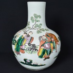 <b>Vaso </b>chinês em porcelana com esmaltes Família Rosa. Corpo globular com cena narrativa em relevo representando dignitário acompanhado de atendentes e cavalo, entre paisagens arbóreas. No reverso, ramos de pêssegos da longevidade, símbolo de prosperidade e vida longa. Base com borda decorada em friso policromado. China, início do séc. XX. Alt. 54 cm