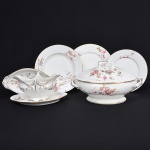 <b>Conjunto de 11 peças de servir </b>em porcelana francesa Limoges decorada com ramos florais multicoloridos e filetes dourados nas bordas. Marcas da manufatura B. R&L  Limoges - France sob a base. Constando de 5 travessas ovais (tamanhos diversos), 1 molheira c/ base fixa, 1 terrina p/ molho c/ base fixa, 3 sopeiras ovaladas e 1 fruteira de pé alto.