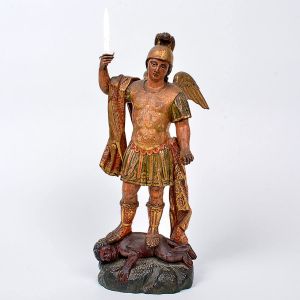 Belíssima imagem de <B>São Miguel Arcanjo </B>em madeira entalhada e lindamente policromada com seus trajes de guerreiro celestial, com corpete e saiote entrevendo-se um manto sustentado ao braço. A imagem pisa em figura grotesca que representa as forças do mal evidenciando a vitória do arcanjo. Exuberante douração de época. Séc. XVIII. Alt. 32 cm
