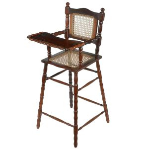 <b>Cadeira infantil de alimentação </b>em madeira escura, com assento e encosto em palhinha trançada, quatro pés altos e afilados, em balaústres, travados por traves laterais e traseiras e três travessas frontais, formando apoio para os pés na inferior. Bandeja frontal fixa em madeira recortada. Falta uma das traves inferiores.Alt. 98 cm