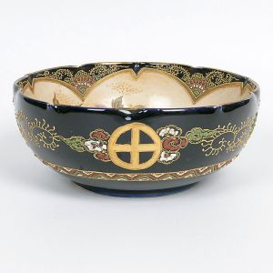 "<b>Bowl</b>" em porcelana japonesa, de corpo circular e borda recortada, decorado externamente com esmaltação azul-escura e frisos em dourado. Reservas com florais policromados e medalhão central estilizado. Interior ricamente pintado com cena de figuras femininas em paisagem florida. Apresenta marca sob a base. Diâm. 25 cm