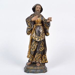 Belíssima imagem portuguesa de <B>São Francisco de Paula </B>com expressivas feições executada em madeira. Apresenta o hábito em policromia negra com profusos realces em volutas a ouro. Olhos em contas e longa barba caída em ondulações. Designação da ordem inserida em elemento raionado. Base marmorizada. Séc. XVIII. Alt. 41 cm