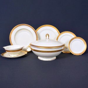 <b>Serviço de jantar </b>em porcelana alemã Rosenthal, apresentando borda decorada a ouro com filetes sobre fundo branco. Marca da manufatura no verso. Constando de 22 pratos rasos, 11 pratos de sopa, 12 pratos de sobremesa, 12 pratos de pão, 1 sopeira, 1 molheira c/ base fixa e 1 travessa oval (38 cm). Total de 60 peças.