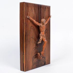 Bela <b>caixa </b>em jacarandá apresentando sobre sua tampa a figura do crucificado provavelmente do séc. XVIII. Em seu interior 13 medalhas em prata com os 12 profetas, tendo ao centro a figura do magnífico artífice. Peças elaboradas segundo gravura de Fritz Lohmann, conforme placa no interior da tampa. Med. 31,5 x 19 cm