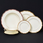 <b>Serviço de jantar </b>inglês em porcelana "Bone Chine", Royal Doulton,na cor branca, filetado a ouro. Constando de 35 pratos rasos (27 cm), 17 pratos fundos, 13 pratos de entrada (23 cm), 20 taças p/ "consommé" c/ pires, 23 pratos de sobremesa e 24 pratos de pão. Marca da manufatura no verso. Total 132 peças.