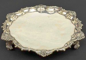 Bela <b>salva </b>em prata portuguesa, apresentando feitio circular, borda movimentada com volutas e conchas e triplos pés acompanhando o estilo. Contraste da cidade de Lisboa do início do séc. XVIII. Marca de ourives não identificada, porém, registrada sob o nº 366 no livro de "Vidal". Diâm. 27 cm. Peso 665 gramas