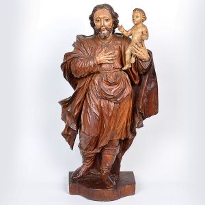 Magnífica imagem de <B>São José de Botas com Menino </B>elaborada em madeira finamente entalhada. Belíssimo exemplar da imaginária Cristã, encontrando-se em excelente estado de conservação com policromia preservada, destacando-se a figura do Menino em olhar contemplativo ao São José. Séc. XVIII. Alt. 91 cm