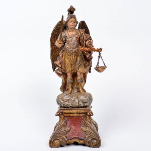 Magnífica imagem de <B>São Miguel Arcanjo</B>, em madeira entalhada e policromada, com seus trajes de guerreiro celestial. Às mãos a espada e a balança, atributos que marcam decisivamente essa iconografia. Douração de época. Base na cor carmim com volutas e enrolados. Olhos em contas. Séc. XVIII. Alt. 29,5 cm