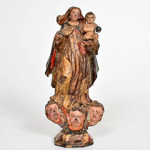 Imagem de <b>Nossa Senhora com o Menino Jesus</b>, em madeira entalhada e policromada, apoiada sobre base com três cabeças de anjos aladas. A Virgem apresenta-se de pé, portando o Menino sobre o braço esquerdo, enquanto segura pequeno globo na mão direita. Policromia original com pátina do tempo. Alt. 19 cm