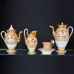 <b>Aparelho de chá e café </b>em porcelana francesa da primeira metade do séc. XIX em estilo dito "etrusco". Decoração em policromia diversamente florida e profusamente realçada a ouro com bicos decorados por cabeças de quimeras. Constando de bule p/ café, bule p/ chá, leiteira e 11 xícaras de chá c/ pires.