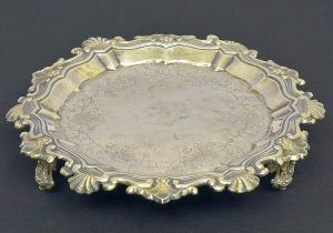 Bela <b>salva </b>circular em prata portuguesa. Fundo gravado com flores e aba recortada em flores e concheados envolvendo friso em corda. Triplos pés vazados. Contraste da cidade de Lisboa. Séc. XVIII. Marca não identificada de prateiro. Reg. sob o nº 299 no livro de "Vidal". Peso 500 gramas. Diâm. 21 cm